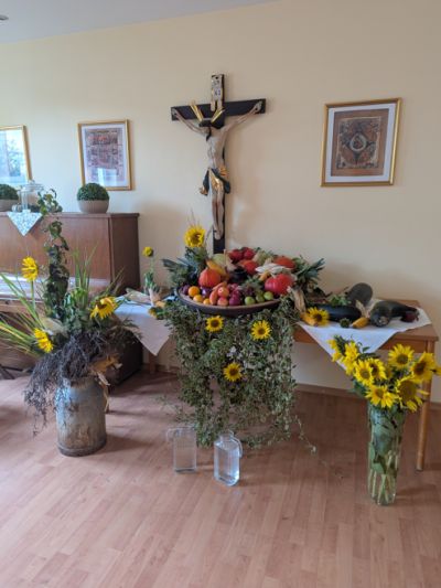 Kreuz, Brot, verschiedenes Obst, Gemüse mit Blumen / Gottesdienstraum
